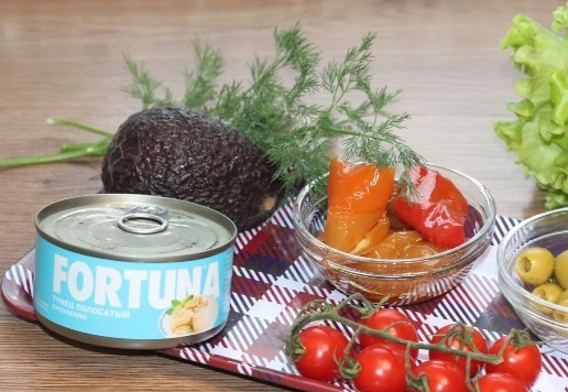 1. Этап. Авокадо, фаршированный тунцом и вяленым перцем: 1. Подготовьте продукты.