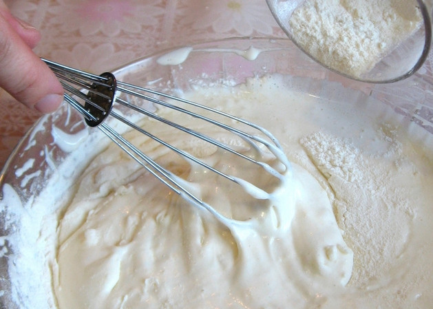 1. Этап. Самый быстрый бисквитный торт: Постепенно засыпаем муку и вымешиваем тесто.