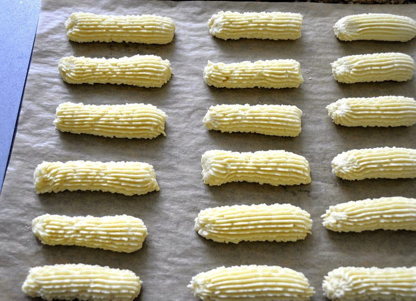 1. Этап. Печенье Взлетное: Переложите тесто в кондитерский мешок с насадкой 