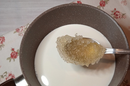 1. Этап. Дынная панна котта: В сотейнике соединить сливки и молоко, всыпать половину сахара. Довести до кипения, не кипятить, снять с огня. Добавить чуть больше половины подготовленного желатина. Распустить, перемешивая.