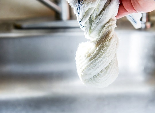 1. Этап. Пицца без теста: 4. Поместите капусту на чистое полотенце, заверните и отожмите, чтобы убрать лишнюю влагу.