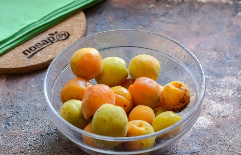 1. Этап. Абрикосовое варенье с мятой: Абрикосы вымойте и просмотрите, чтобы не был порченных.