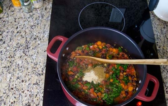 1. Этап. Перуанский суп с овощами и фасолью: 9. Добавьте фасоль, зелень, соль и специи.