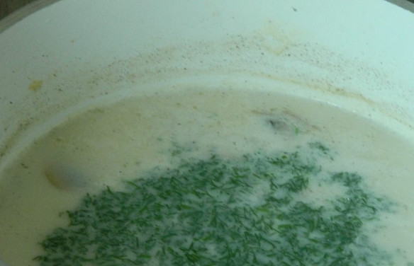 1. Этап. Сырный суп с шампиньонами и брокколи: Добавляем в суп тертый сыр, а также измельченный укроп. Варим еще 5-6 минут, помешивая.