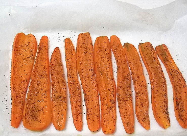 1. Этап. Паренки из моркови в духовке: Запекайте в горячей духовке при температуре 200 градусов в течение 25 минут. Остудите. Морковь должна стать плотной, но хорошо гнуться.