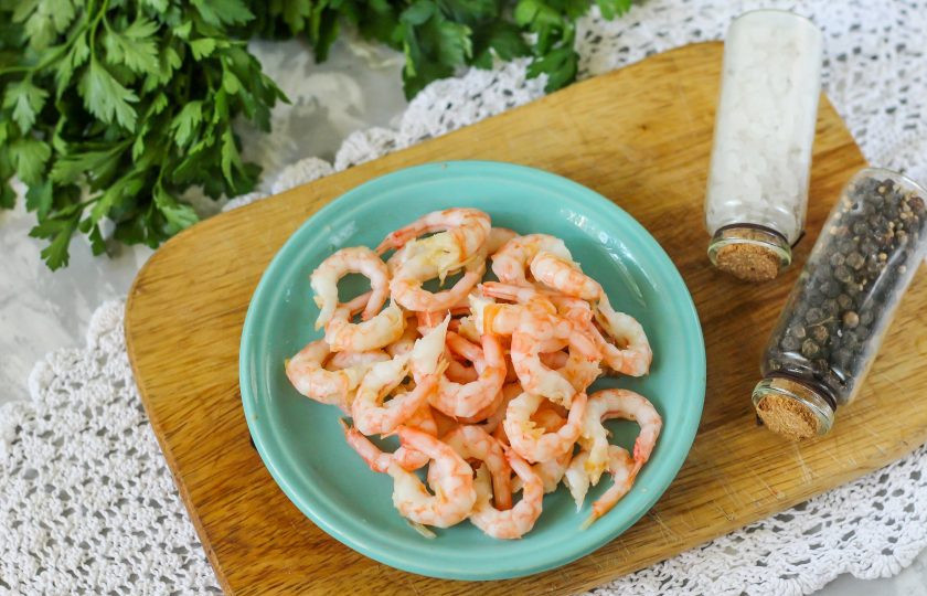 1. Этап. Креветочная паста: Когда креветки сварятся, высыпьте их в охлажденную воду, остудите и очистите от панцирей.