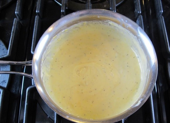 1. Этап. Гратен из цветной капусты: 4. Сбавьте огонь и введите тертый сыр. Не забывайте мешать. Должна получится кремовая консистенция.