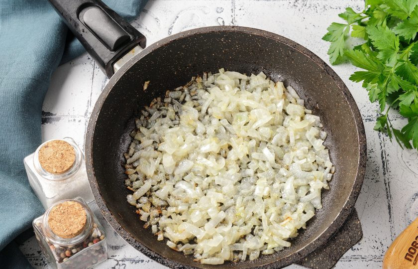 1. Этап. Вареники с грибами: В сковороде растопите сливочное масло, добавьте нарезанный мелкими кубиками лук и обжарьте до мягкости.