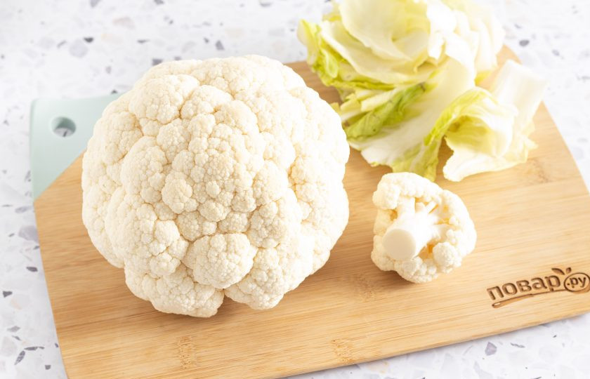 1. Этап. Как заморозить цветную капусту на зиму: Кочан цветной капусты слегка сполосните и удалите верхние листья.