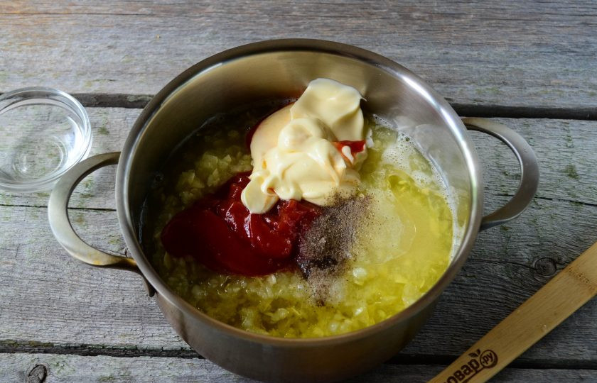 1. Этап. Кабачковая икра с майонезом на зиму: Переложите кабачковое пюре в кастрюлю, туда же добавьте майонез и кетчуп, всыпьте сахар и соль, влейте растительное масло. Все перемешайте и поставьте на огонь. Варите кабачковую икру на медленном огне 40-60 минут.