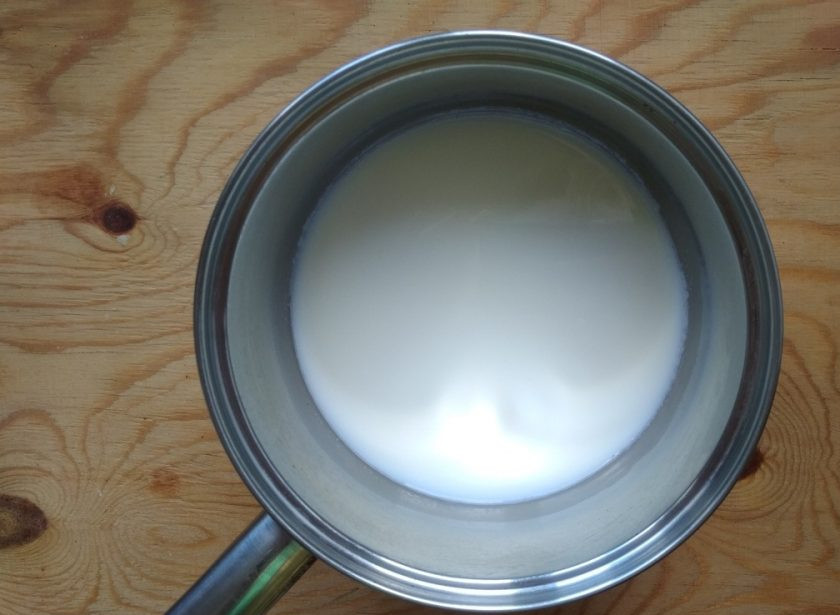 1. Этап. Молочные желейные конфеты: 2. Подогрейте молоко, не доводя его до кипения.