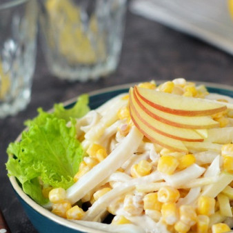 Салат с кальмарами, яблоком и кукурузой