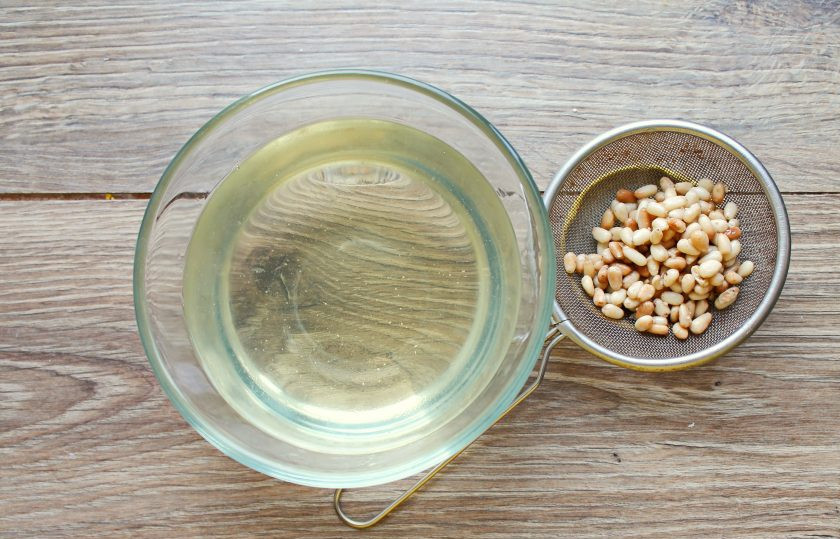 1. Этап. Самогон на кедровых орешках с медом: Самогон процедите, добавьте мед и перемешайте до однородности. Перелейте напиток в бутылку, плотно закройте и настаивайте еще 7 дней. При желании напиток можно профильтровать и подавать к столу.