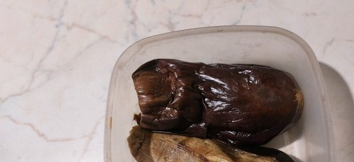 1. Этап. Закуска из баклажанов по-еврейски: Баклажаны запекаем в духовке целиком 25-30 минут при 200 градусах.