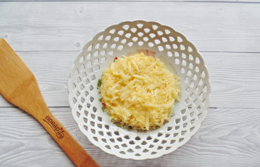 1. Этап. Салат Яблоки на снегу: Яблоки помойте, очистите, натрите на тёрке и выложите в тарелку. Взбрызните лимонным соком.