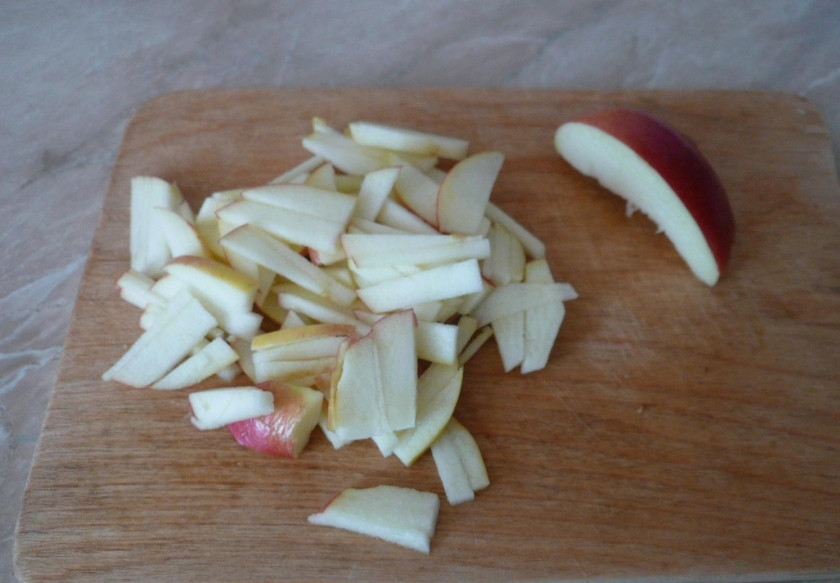 1. Этап. Салат с копченым мясом: Яблоки нарежьте соломкой или просто тонкими кусочками.