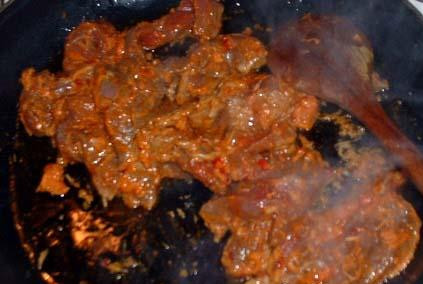 1. Этап. Тайская говядина чили: Разогреть масло в сковороде и обжарить мясо.