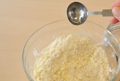 1. Этап. Открытый пирог с ягодами: 4. Охлажденное сливочное масло нарежьте мелко (можно натереть на терке) и добавьте в тесто. Как следует перемешайте все, чтобы масса стала однородной. По одной ложке вливайте холодную воду.