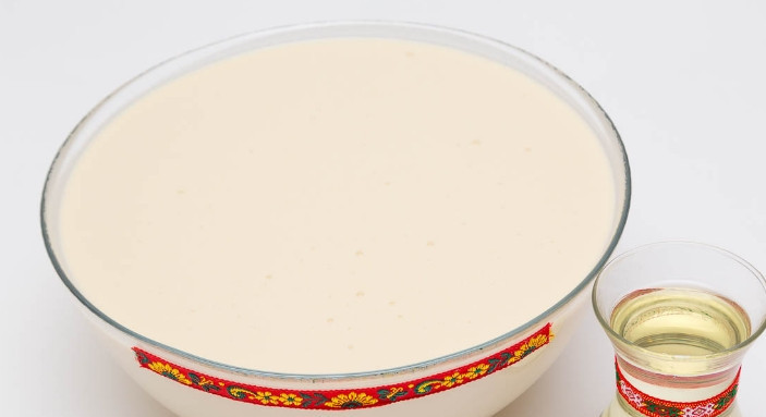 1. Этап. Ажурные блины на кефире заварные: 1. Смешаем кефир с мукой, яйцами и маслом, добавим все, кроме кипятка. Когда тесто уже будет однородным, очень резко вливаем кипяток и быстро перемешаем.