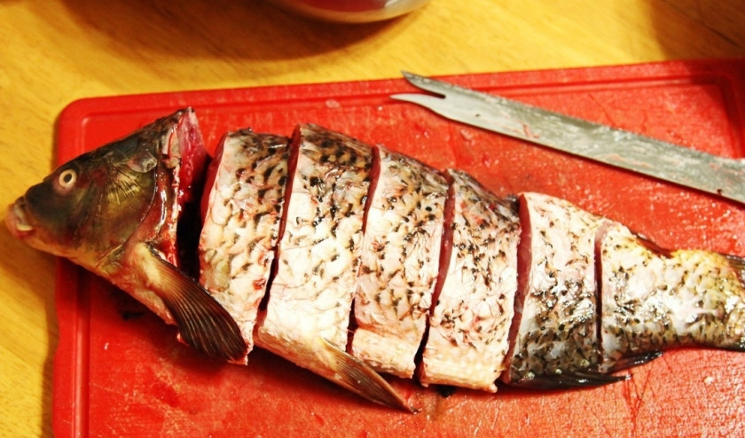 1. Этап. Фаршированная рыба: 2. Рыбку мне сразу почистили, поэтому мне осталось только помыть её и нарезать на кусочки. Толщина каждого кусочка должна быть не более сантиметра.