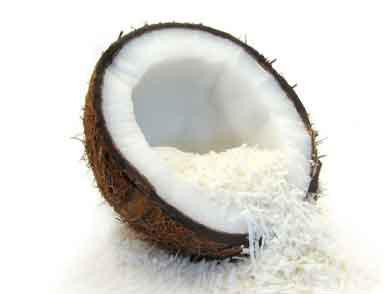 1. Этап. Простой кокосовый пирог: 5. Достать из морозилки корж, на шоколад выложить кокосовую начинку, разровнять ее и поместить в холод минимум на 2 часа. Между тем взбейте миксером сливки, ванилин и сахар, а также поджарьте в духовке кокосовую стружку до шоколадного оттенка.