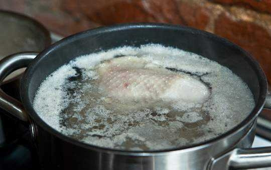 1. Этап. Вкусный рассольник: Затем снимите образовавшуюся пену и посолите. Варите бульон 40 минут.