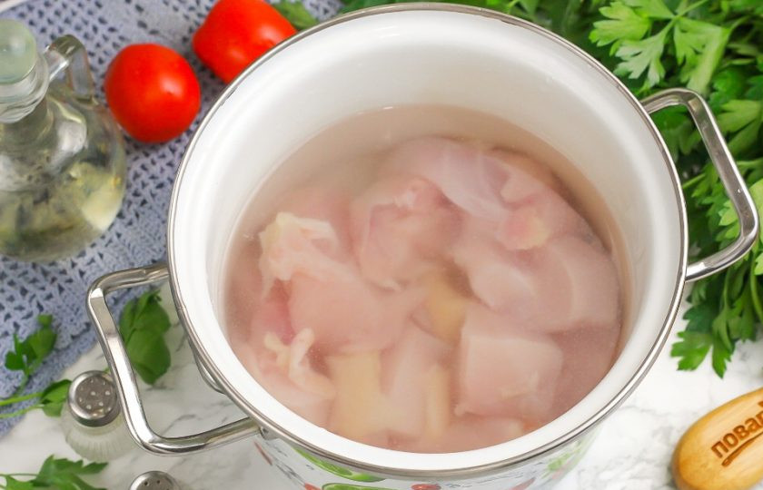 1. Этап. Чечевичный суп с курицей: Выложите в кастрюлю и залейте горячей водой. Доведите до кипения и удалите пену с помощью шумовки. Убавьте нагрев и отварите курицу в течение 10 минут, прикрыв емкость крышкой.