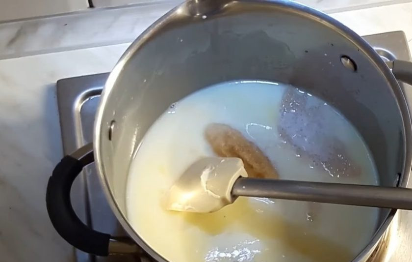 1. Этап. Сливочно-вишневая творожная пасха: 1. Для начала залейте желатин холодной водой и оставьте его набухать. Далее приготовьте верхний слой: в сливки добавьте сахар и ванильный экстракт, поставьте на маленький огонь и, не давая сливкам закипеть, растворите сахар.