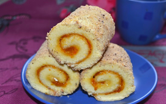 1. Этап. Рулеты с фруктовой начинкой: Рулеты с фруктовой начинкой готовы, подавайте к столу. Приятного чаепития!