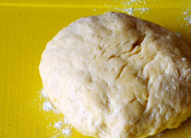 1. Этап. Расстегай с картошкой: Соедините смеси из кефира и муки, замесите тесто. При необходимости можно добавить еще немного муки.