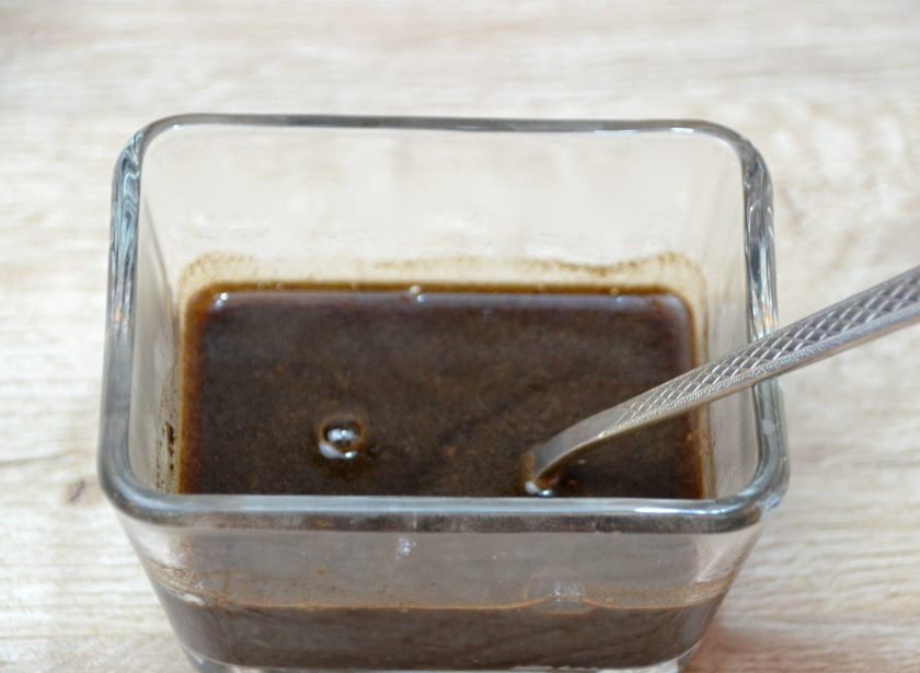 1. Этап. Бездрожжевой хлеб Стройный: Залейте 50 мл. кипятка ржаной ферментированный солод. Охладите до температуры не более 40 градусов.