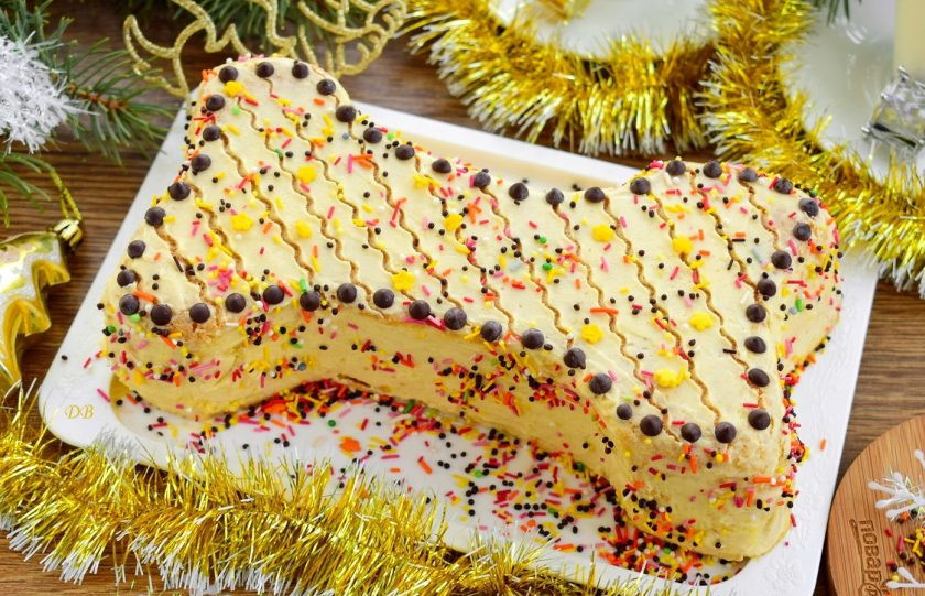 1. Этап. Тортик Косточка: Украсьте по желанию шоколадными каплями и кондитерской присыпкой. Поставьте торт в холодильник до подачи. С наступающим Новым годом!