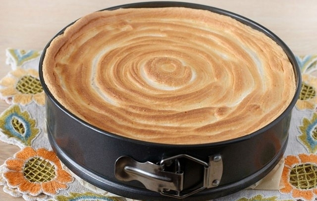 1. Этап. Пирог из мягкого творога: Достаньте пирог, когда он полностью остынет.