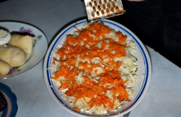 1. Этап. Салат из скумбрии холодного копчения: Морковку.