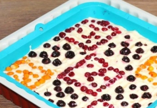 1. Этап. Пирог с кремом и мелкими ягодами: 14. Раскладываю не размораживая ягоду по квадратикам.