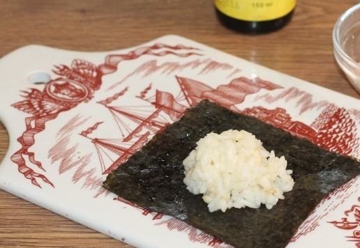 1. Этап. А-ля роллы с рыбой, сыром и авокадо: 15... и кладем рис (1 ст. л.).