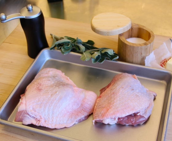 1. Этап. Бедро индейки в духовке: На самом деле приготовление займет всего лишь 3 шага. Начнем с подготовки. Бедра индейки нужно хорошенько вымить и просушить бумажными полотенцами.