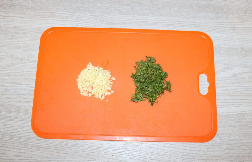 1. Этап. Суп Лывжа: Мелко нарежьте укроп, чеснок и острый перец.