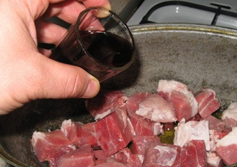 1. Этап. Рагу по-венгерски: Мясо обжарьте на сильном огне, добавьте вино.