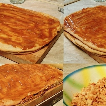 1. Этап. Пирожное с варёной сгущёнкой: Готовый корж сразу же смазываем сгущенкой (треть банки на каждый корж). Аналогичную процедуру проделываем с остальными коржами. Формируем трехслойный тортик.