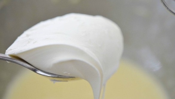 1. Этап. Тирамису классический итальянский: 3. К взбитым желткам добавьте мягкий сыр, ликер, затем взбитые белки и перемешайте.