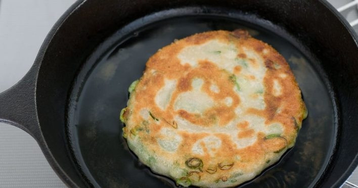 1. Этап. Жареные лепешки с зеленым луком: 11. Обжаривайте ее с каждой стороны до румяной корочки.