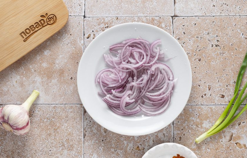 1. Этап. Салат из дайкона по-корейски: Репчатый лук порежьте тонкими полукольцами. Посолите и добавьте немного уксуса, все перемешайте.