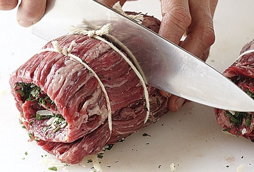 1. Этап. Говяжьи рулетики с сыром и зеленью: 2. Перевяжите плотной нитью, чтобы рулет хорошо держал форму. Острым ножом нарежьте порционными кусочками.