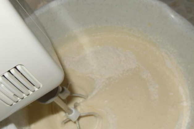 1. Этап. Торт для мужчины: Перемешиваем и постепенно добавляем просеянную с разрыхлителем муку.