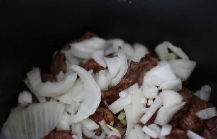 1. Этап. Говядина в пиве в мультиварке: Затем выкладываем к мясу нарезанный небольшими кубиками репчатый лук, жарим все вместе еще пару минут.