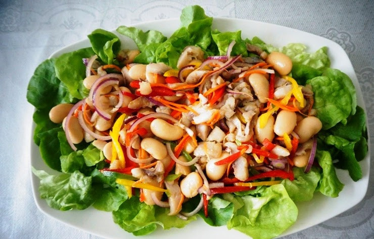 1. Этап. Овощной салат с филе сельди: 5. На салатные листья выкладываем содержимое миски. Сбрызгиваем уксусом и маслом. У меня уходит примерно по 4 столовые ложки того и другого.