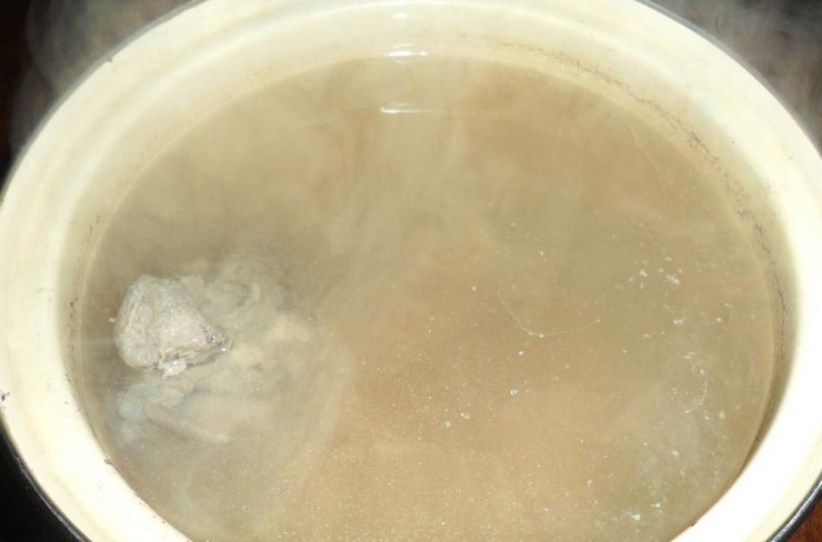 1. Этап. Борщ с капустой и щавелем: 1. Ребра помещаем в воду, ставим на огонь. Как закипит, убавим огонь, добавим картошку. Ждем, пока появится пена, и снимаем ее. Варим дальше до готовности картошки на среднем огне.