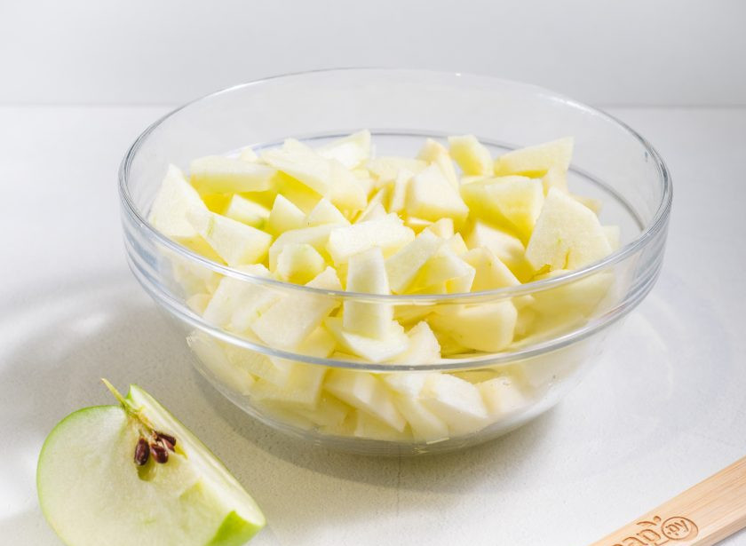 1. Этап. Шарлотка с яблоками с хрустящей корочкой: Яблоки очистите от сердцевины и кожуры, нарежьте на небольшие кусочки. Половинку одного яблока оставьте, чтобы выложить сверху шарлотки.