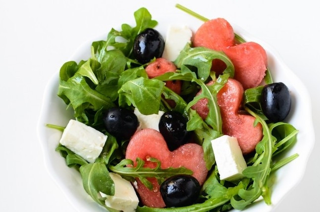 1. Этап. Салат с арбузом и брынзой: Салат заправить и украсить маслинами. Приятного аппетита!